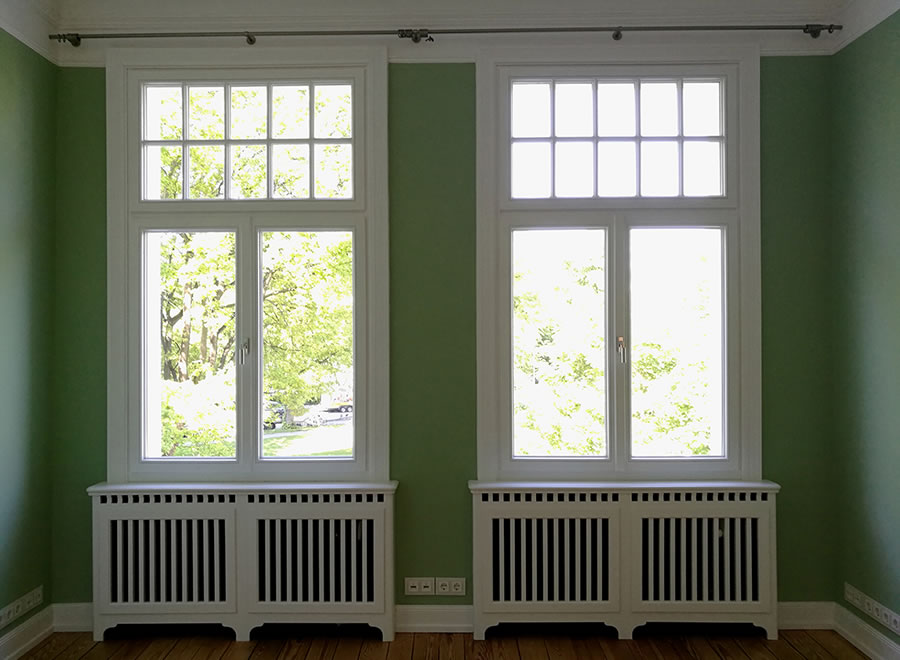 Zwei weiße Kastenfensterim grünen Zimmer