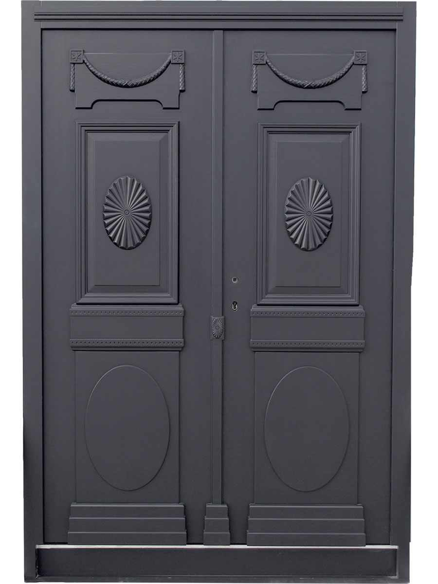 RvE-Nachbau einer schwarzen Holztür mit Verzierungen