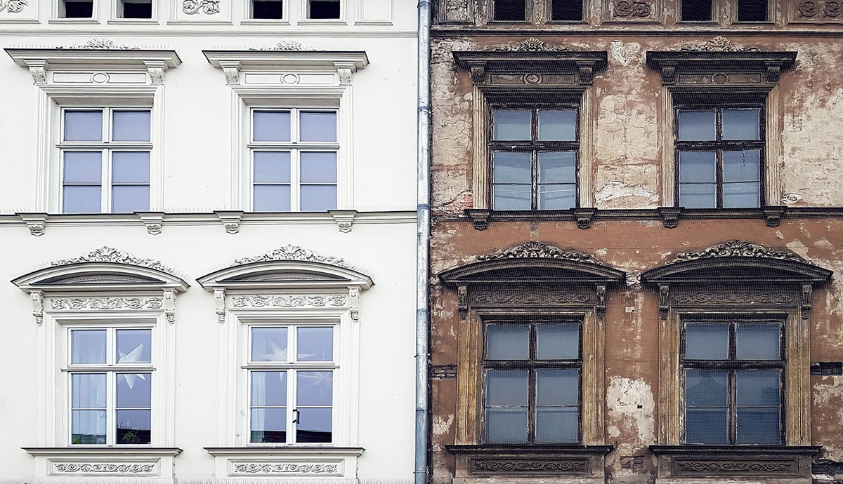 Ansicht auf historische Fensterfront, links mit restaurierten und rechts mit unrestaurierten Fenstern