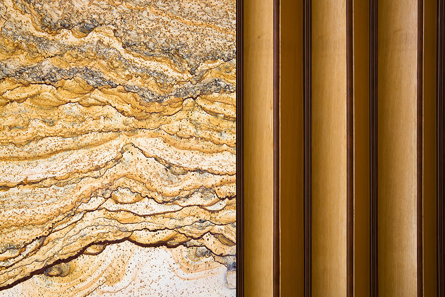 Detailansicht braune Falttür vor Marmorwand